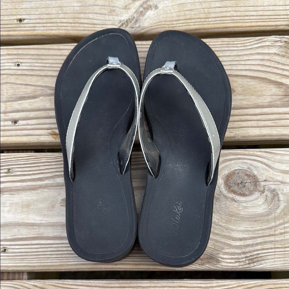 OluKai Size 10 Black and Gray Sandals with Wave Pattern Sole - Picture 3 of 7